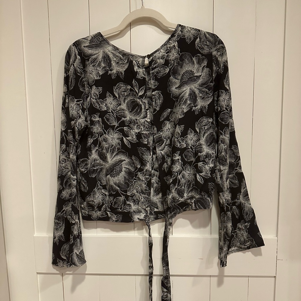 Melrose and Market – Monochrome Floral Long Sleeve Blouse